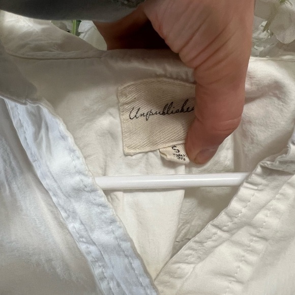 Elegant White Button-Up Women's Top - Picture 4 of 7